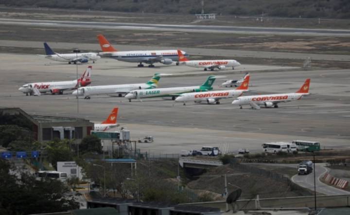 IATA urge a Venezuela a "reconsiderar" revocación de permisos a aerolíneas
