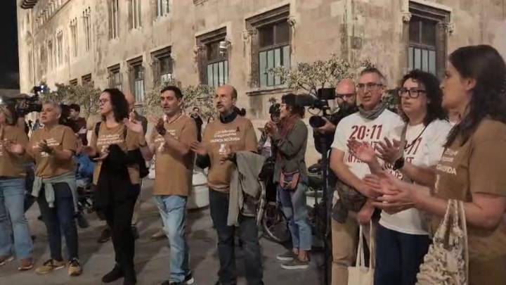 Los familiares de las víctimas se concentran ante la Generalitat valenciana y creen inminente la dimisión de Mazón: "Será un día antes o después"