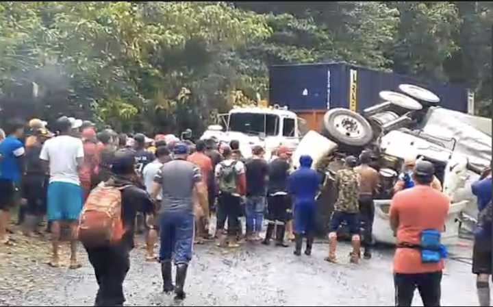 Gandola volcada bloquea vía a Santa Elena de Uairén