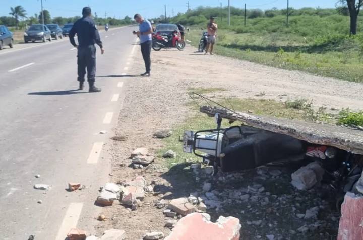Alcoholizado se estrelló contra una garita de colectivo y murió aplastado por los escombros