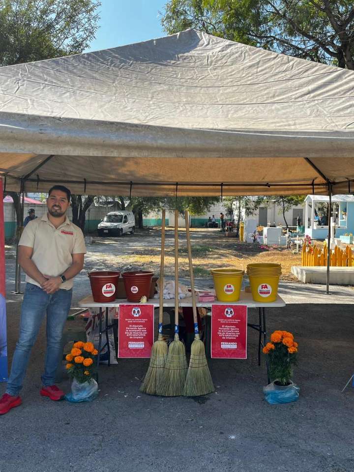 Fernando Aguirre apoya con kits de limpieza en panteón