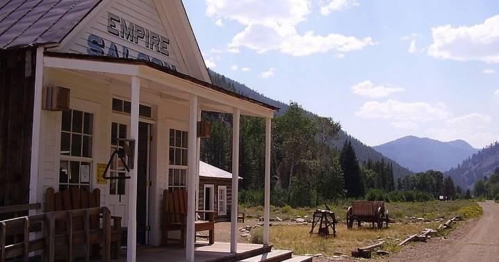 Eerily abandoned town in the middle of nowhere now a haven for tourists to visit