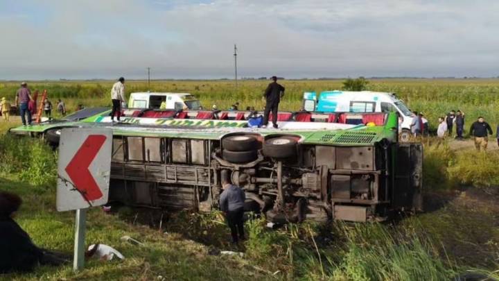Dos personas murieron tras volcar un micro que viajaba a Mar del Plata