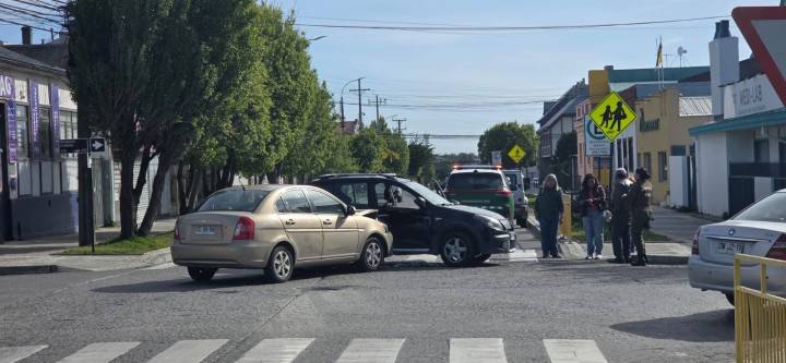 Colisión vehicular deja solo daños materiales en el centro de Punta Arenas