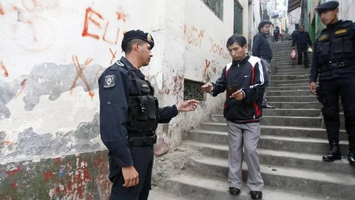 ¿Qué hacer si la Policía te interviene en Perú?: derechos, obligaciones y pasos clave para protegerte