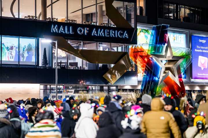 Mall of America's Black Friday opening attracted 14,000 shoppers in an hour