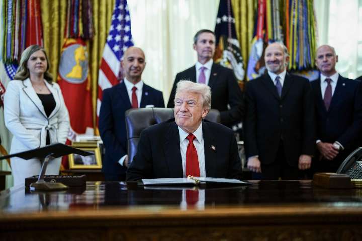 Un hombre se desmaya en el Despacho Oval durante una rueda de prensa de Trump