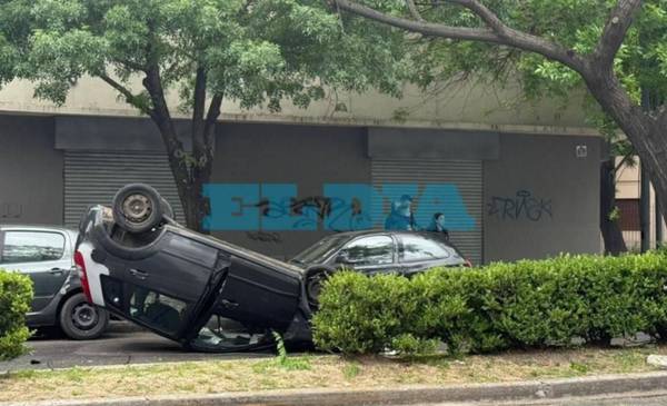 Impactante vuelco en pleno centro de La Plata: hubo heridos 