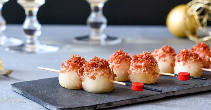 Cómo hacer brochetas de melón con crujiente de jamón, ideales para una mesa navideña