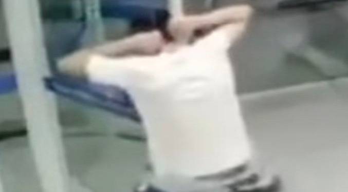 ¡Increíble escape: Joven ladrón se despoja de su ropa para huir tras fallido robo a un banco! (+Video)