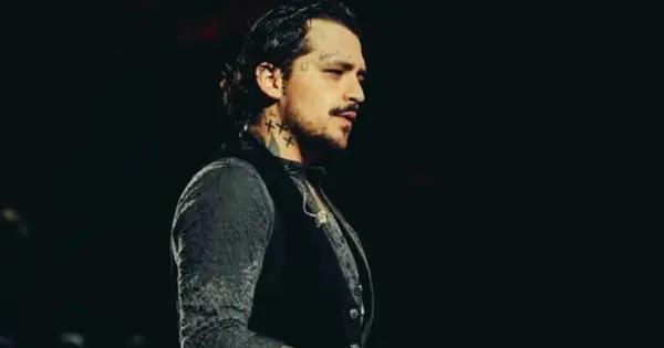 Christian Nodal presume gorra con la palabra de Ángela Aguilar en concierto en Tucson