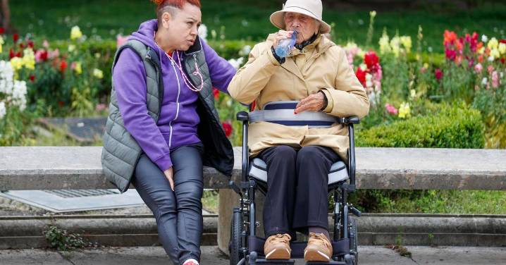 Mujeres de 50 años: La generación 'sándwich' atrapada por cuidados a sus hijos y a sus padres