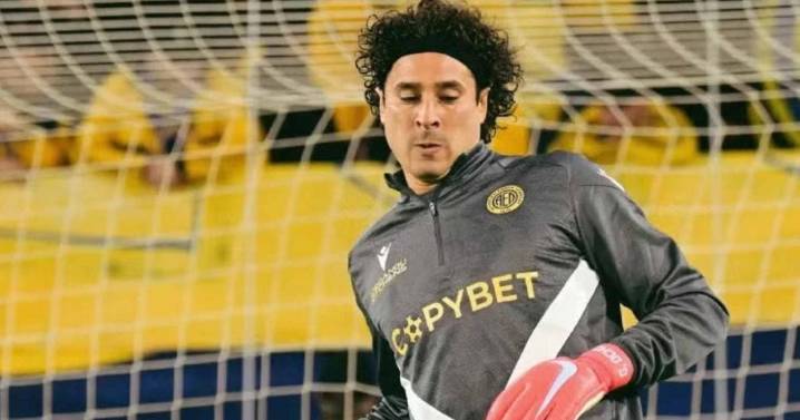 Memo Ochoa sufre un gol olímpico y AEL deja escapar ventaja de ante Apollon