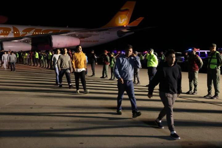 Llega a Venezuela un segundo avión de EE.UU. con migrantes en...