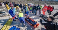 Simulacro de tsunami en Cádiz: ensayo de rescate desde la orilla de la playa