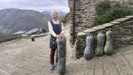 Calabazas gigantes en Cangas del Narcea: Delia González cosecha ejemplares de hasta 25 kilos y casi un metro de longitud