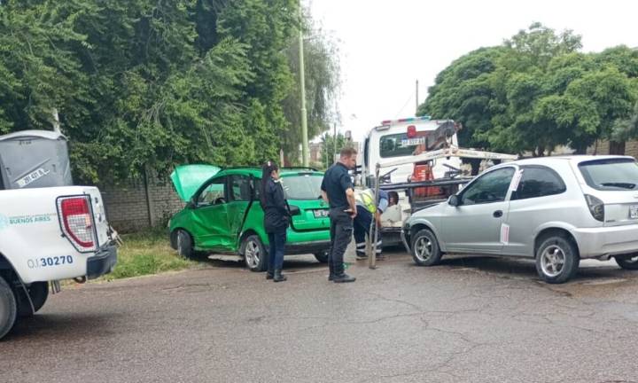 Fuerte choque entre dos autos termina con uno de los conductores herido
