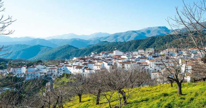 Este pueblo de Málaga es una reliquia todo el año pero en noviembre cambia de color con el Bosque de Cobre
