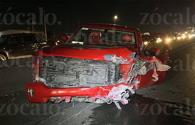 Destroza y abandona su camioneta tras aparatoso choque sobre Fundadores