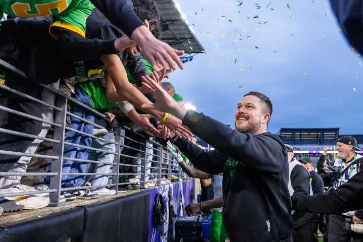 Oregon defeats Washington 26-14, secures College Football Playoff berth