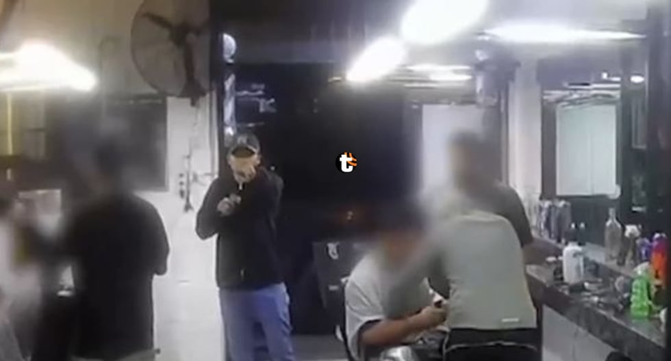 ¡Terror en Chorrillos! Delincuentes armados asaltan barbería y huyen con camioneta de cliente: “Dame las llaves o te mato” En pleno estado de emergencia, dos hampones encañonaron a barberos y clientes