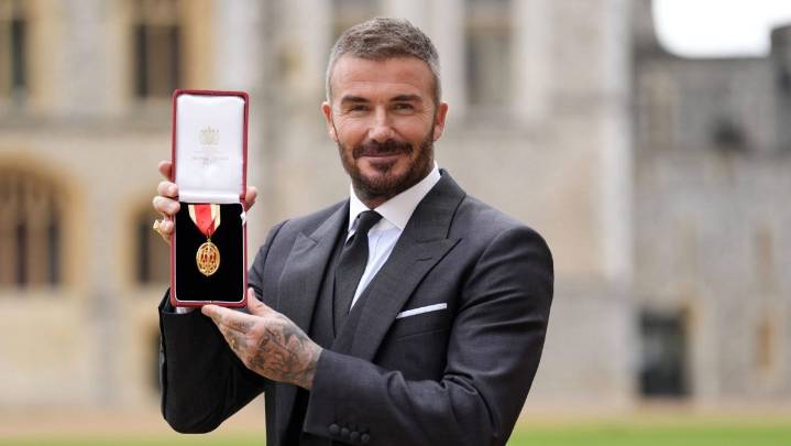 David Beckham es coronado caballero por el rey Carlos III