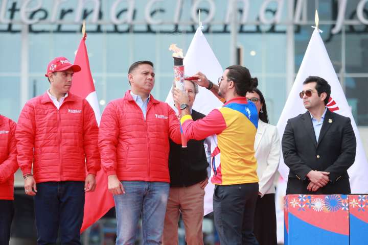 Llega al Perú la Llama Bolivariana y se inicia el camino hacia los Juegos Ayacucho