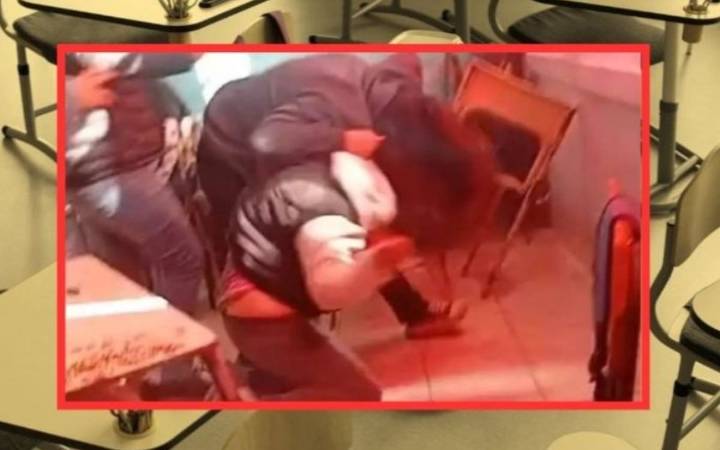 Mamá entra a secundaria y golpea violentamente con cadena a alumna: (VIDEO FUERTE)