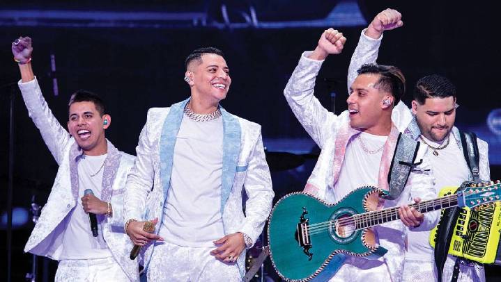 Fan paga 800 mil pesos a Grupo Firme para que interpretaran polémico narcocorrido