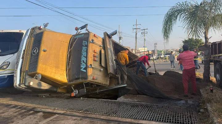 Camión con diez toneladas de arena cae a un socavón en el fraccionamiento La Florida