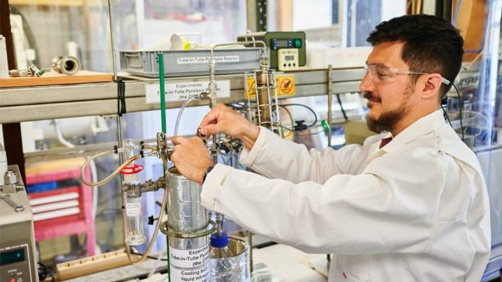 De basura a combustible: el invento de un argentino que transforma la yerba usada en un recurso valioso