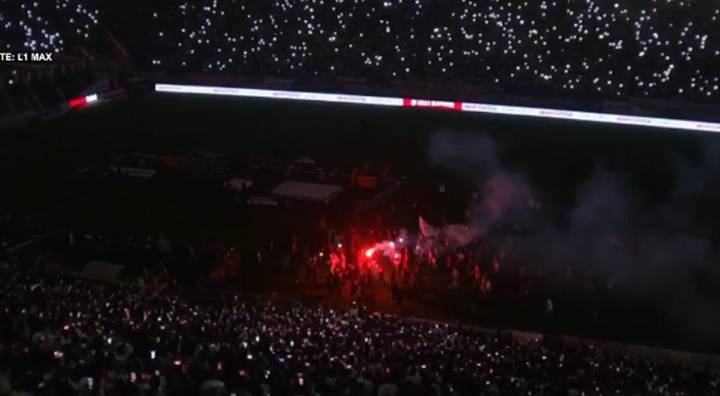Universitario dio la vuelta olímpica del tricampeonato en el Monumental a oscuras