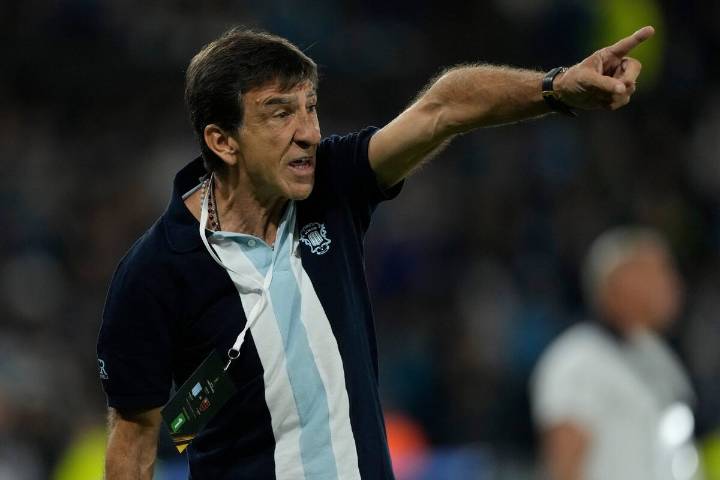 "Éste es el camino". Racing empató y hace cuentas: Milito le ofreció la renovación del contrato a Costas: ¿sigue en 2026?