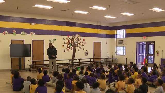 Former UofL star Josh Minkins Jr. leads Thanksgiving giveaway at West End School