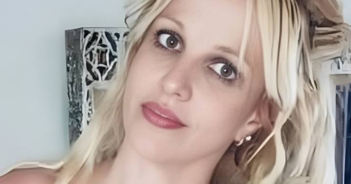 Britney Spears in Mini-Skirt Demands Your Attention