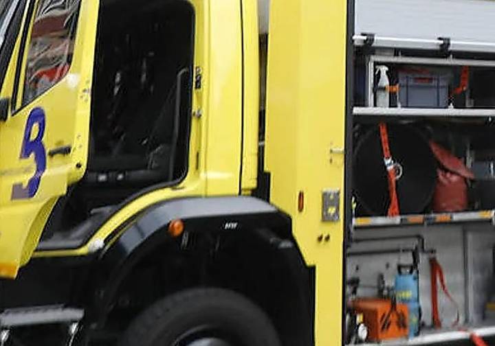 Confinados los vecinos de un barrio de Arriondas por la fuga de una sustancia corrosiva de un camión