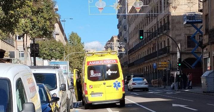 Una mujer en muletas se cae en plena calle