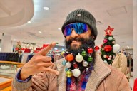 Hay espíritu navideño, Iván adorna su barba con luces y esferas