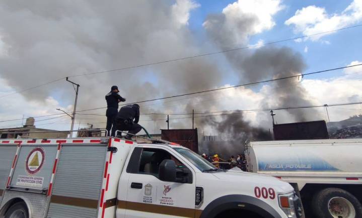 Combaten Bomberos de Toluca incendio en bodega recicladora