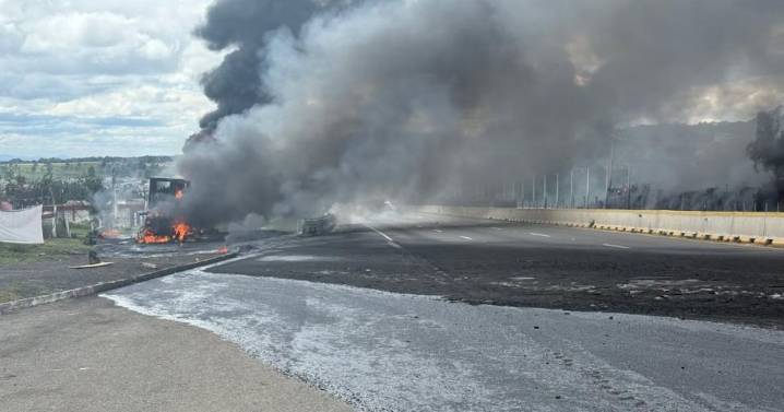 Pipa de gas se incendia en la México-Puebla; circulación está detenida en ambos sentidos