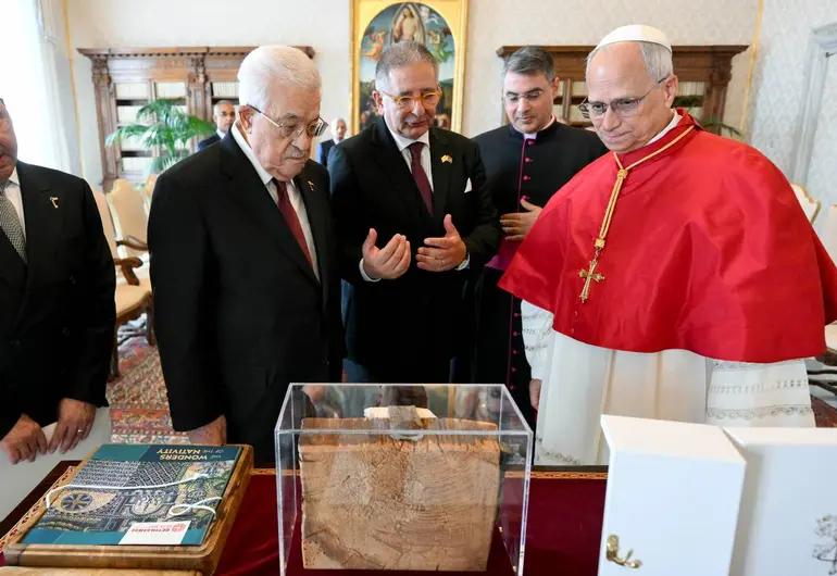 El papa León XIV se reúne por primera vez con presidente palestino Mahmud Abás