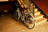 Resolviendo la gran pregunta de las comunidades de vecinos: si puedes dejar tu bicicleta aparcada en el rellano