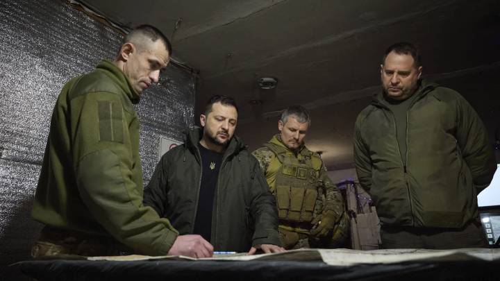 Zelenski anuncia la dimisión de su número dos, Andri Yermak, después de que Anticorrupción registrara su casa