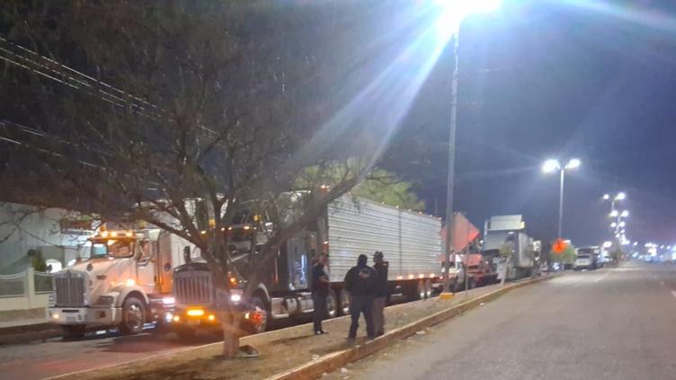 Cuarto día de “taponazo”; bloqueo en 3 carreteras
