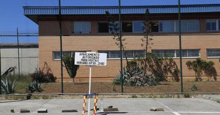 Las cámaras del aparcamiento de la cárcel de Palma graban a un motorista sin carné haciendo caballitos