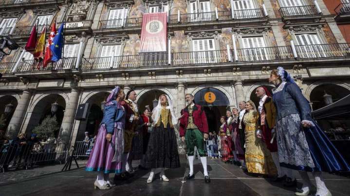 Cientos de madrileños disfrutan en la plaza Mayor de la tradicional corona de la Almudena