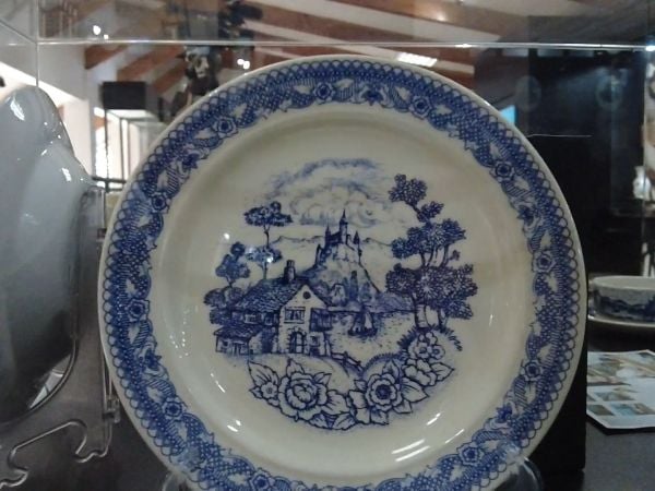 Murales de platos Willow adornan el acceso a la comuna de Penco