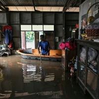 Thais navigate flooded homes and ancient temples by boat