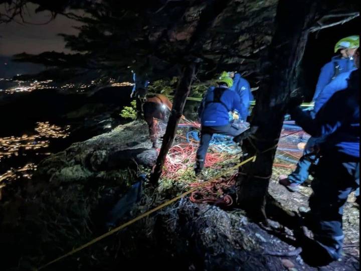 Parachutist rescued from mountain near Squamish