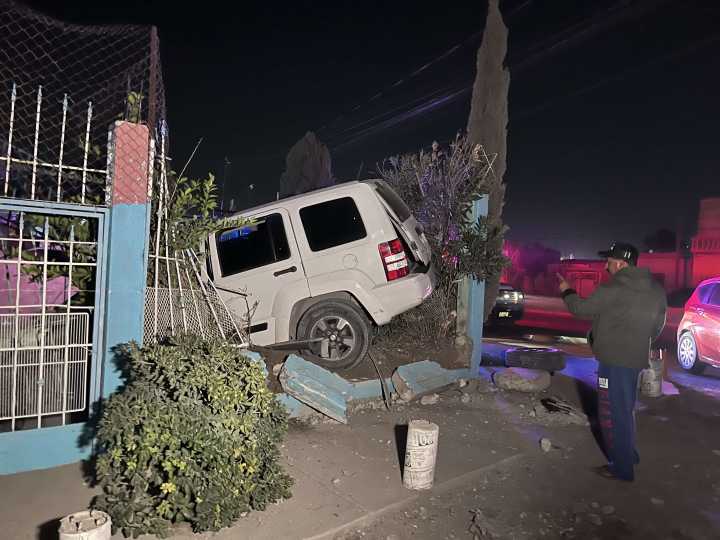 Conductor pierde el control y se incrusta en una vivienda.